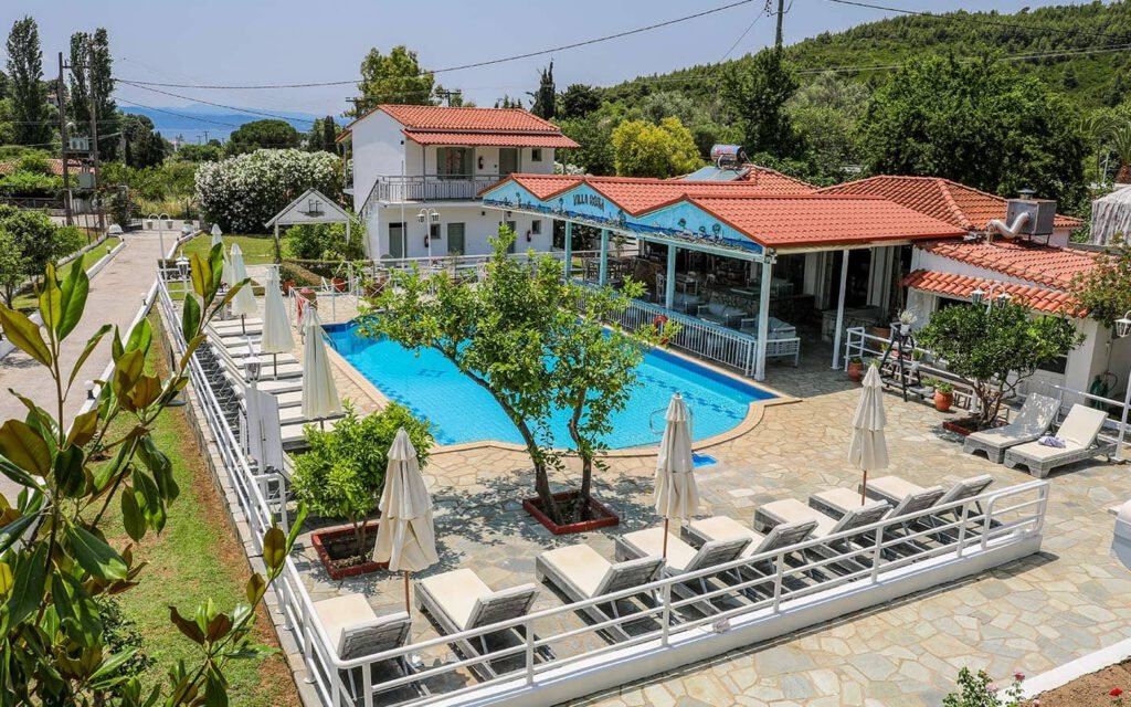 Experience the best Greek night in Skiathos at Villa Rosa! From our Troulos pool bar with sunbeds to an authentic Greek taverna featuring live music, authentic Greek food, and traditional dancing. Book your table for a legendary evening in Troulos.