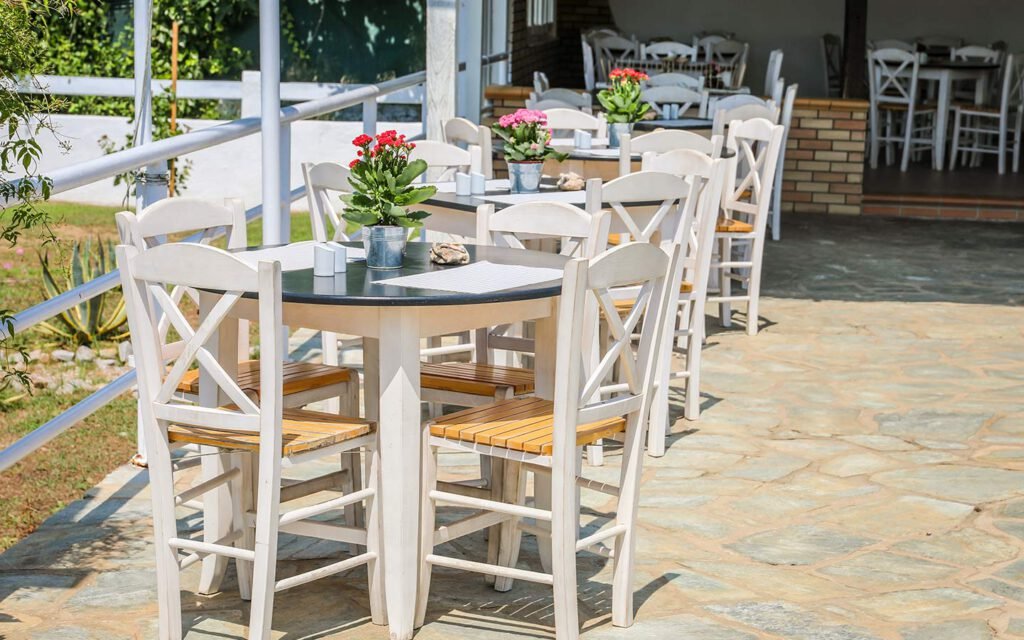 Experience the best Greek night in Skiathos at Villa Rosa! From our Troulos pool bar with sunbeds to an authentic Greek taverna featuring live music, authentic Greek food, and traditional dancing. Book your table for a legendary evening in Troulos.