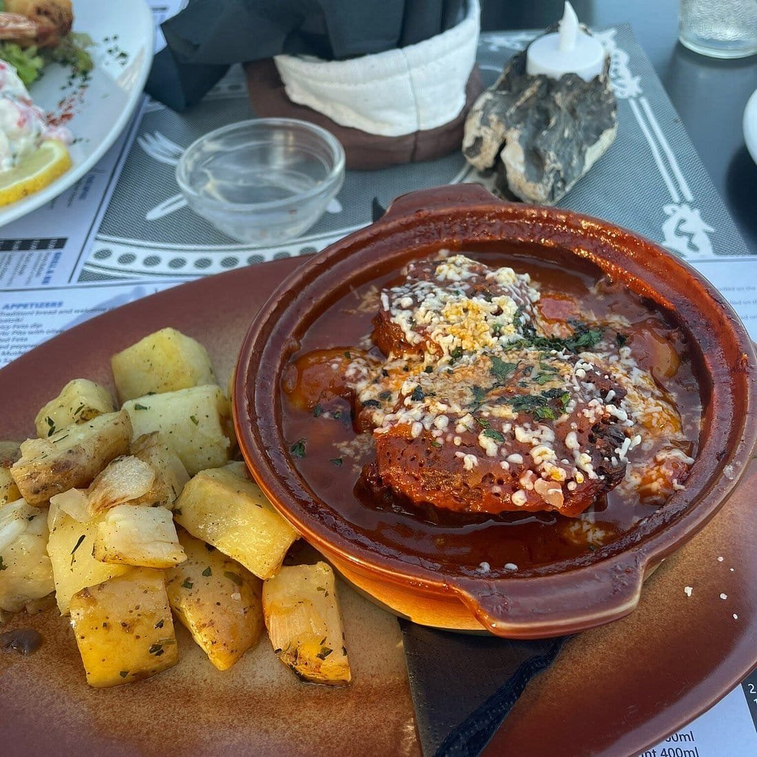 Experience the best Greek night in Skiathos at Villa Rosa! From our Troulos pool bar with sunbeds to an authentic Greek taverna featuring live music, authentic Greek food, and traditional dancing. Book your table for a legendary evening in Troulos.